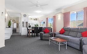 Beachside 2-Bed Apt In Hervey Bay With Parking
